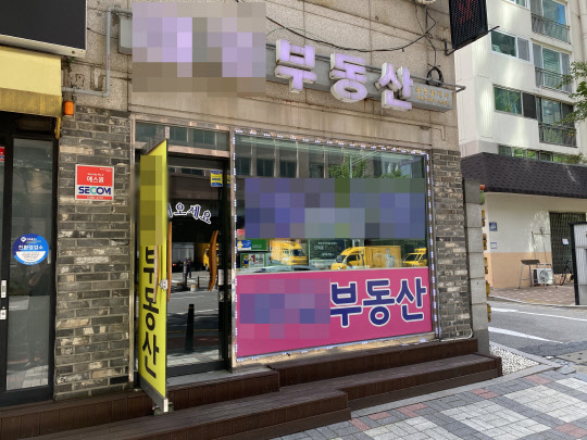 가을 이사철임에도 불구하고 아파트 매매·전세거래량이 거래절벽을 맞으면서 부동산 중개업계가 신음하고 있다. 사진은 잠겨있는 한 중개업소의 모습.  이상현기자 ishsy@dt.co.kr